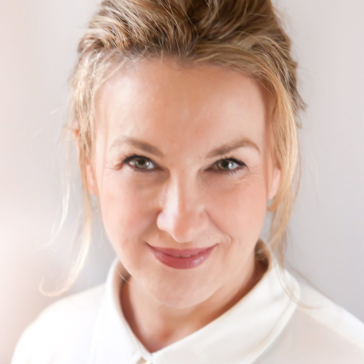 Angela Marinescu an eyebrow artist