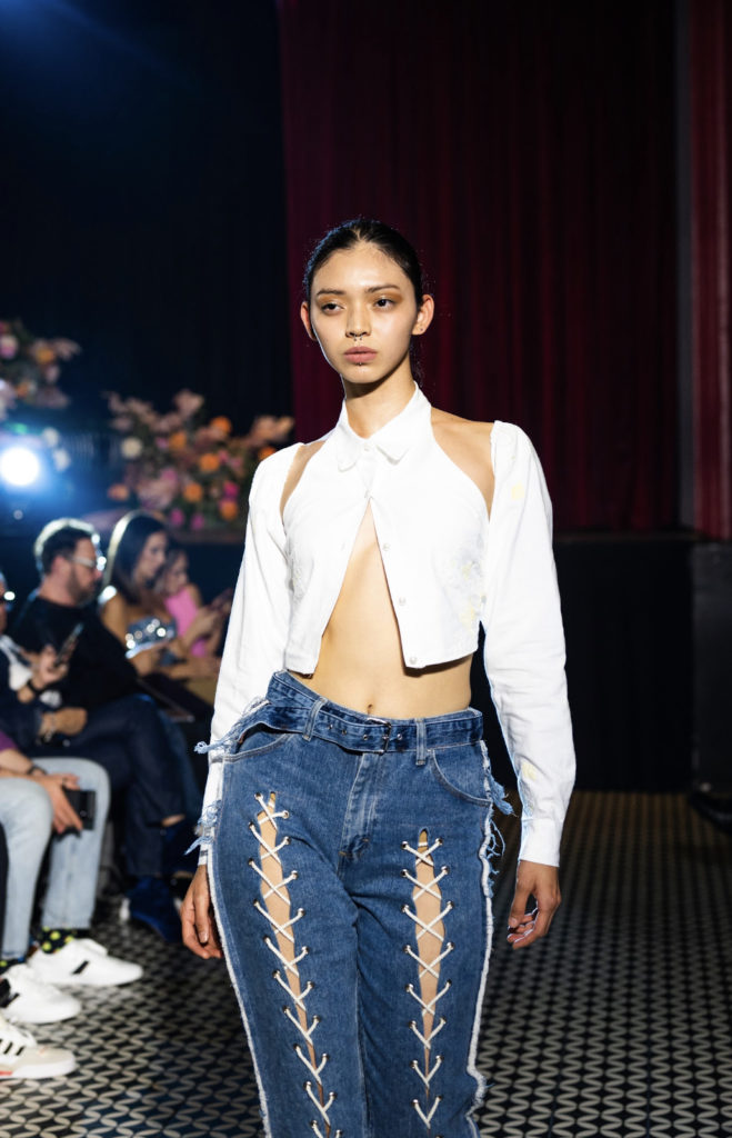 Jeans laced up with white laces and trendy white shirt, runway show by Andrea Kader Guatemala Fashion week March 2023, semena de la moda, SDM