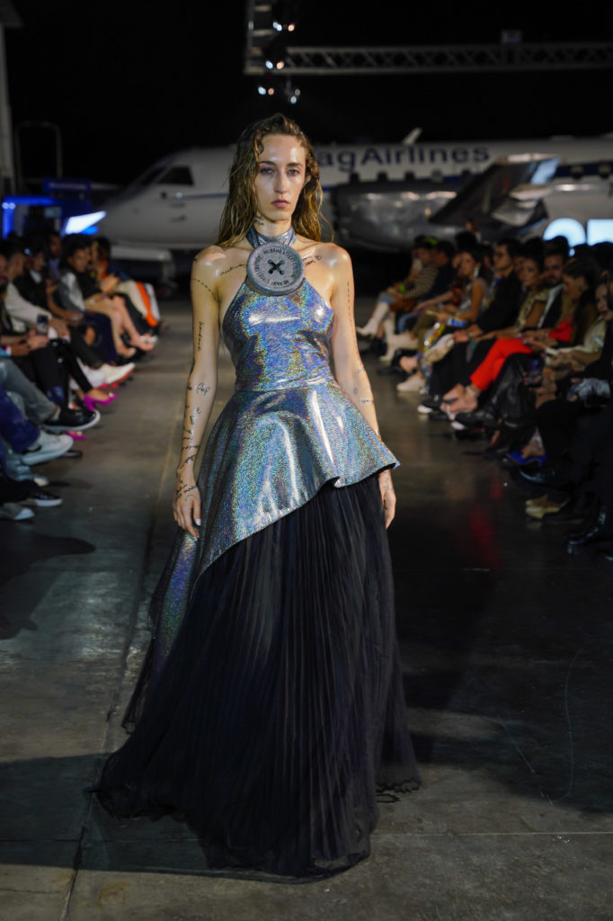 No Name Studios Silver metallic asymmetrical dress with oversized button, Guatemala Fashion week catwalk latin American designers March 2023, semena de la moda @SDM_latam photo by @xelaaromfilms